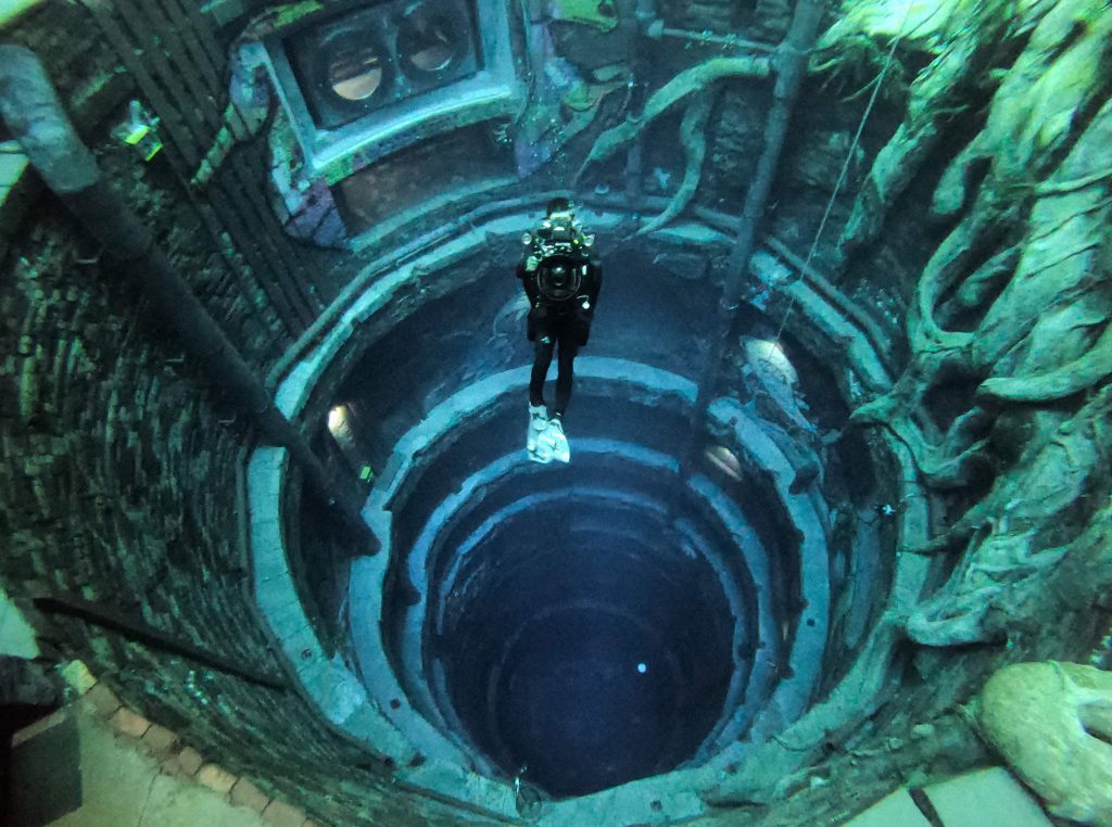 出典：https://www.dailysabah.com/life/from-tallest-building-dubai-now-dives-into-worlds-deepest-pool/news