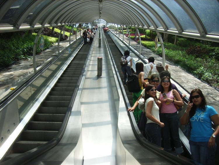 出典：https://www.businessinsider.com/hong-kong-central-mid-levels-escalator-2016-10