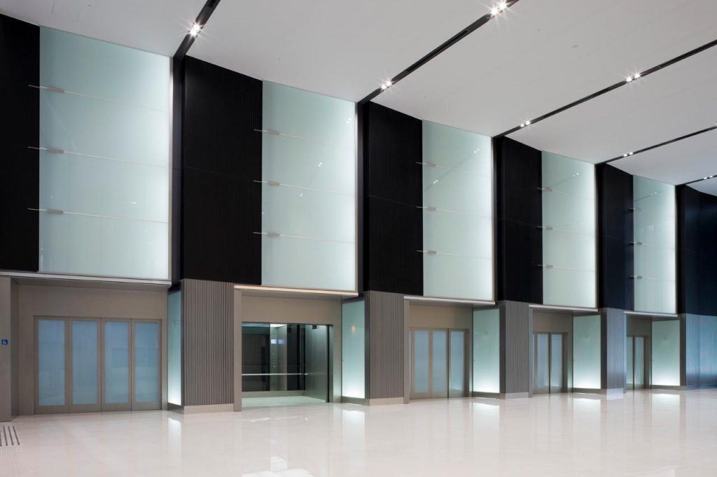 出典：https://newatlas.com/mitsubishi-electric-installs-five-enormous-elevators-holds-80-person-each/15139/