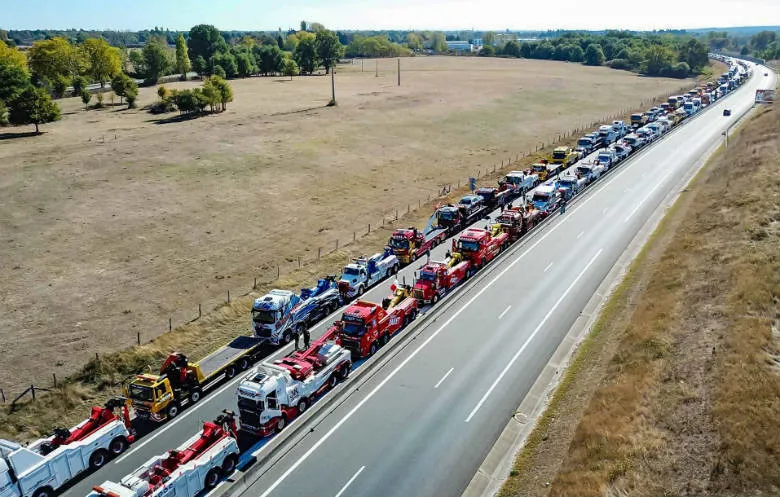 世界一大きいレッカー車のパレード