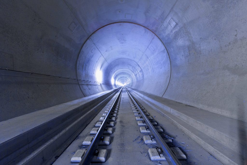 世界一長い鉄道トンネル