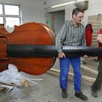 【世界一大きいバイオリン】重量１００kg！？　コントラバスよりデカい！　世界一最大のバイオリンとは？